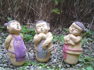 三個黏土做的小娃娃